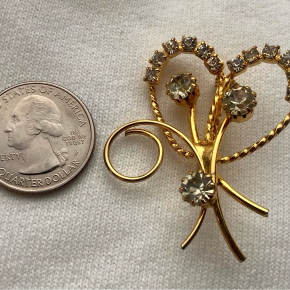 Vintage Estate Brooch Gold Tone Clear Prong set stones Heart Flower Twisted Wire - Picture 3 of 4